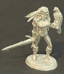 1995 Ral Partha unbemalte Mini Figur ~ weibliche Kriegerin mit Schwert & Adler - Bild 1 von 9