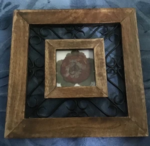 Flor prensada en marco de madera con metal decorativo e inserciones de madera más pequeñas - Imagen 1 de 3