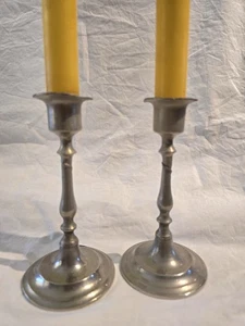 2 metallene Kerzenleuchter mit Kerzen - Bild 1 von 6