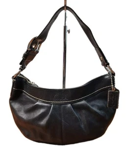 Borsa a tracolla Coach in pelle nera con fibbia plissettata F13730 - Foto 1 di 23