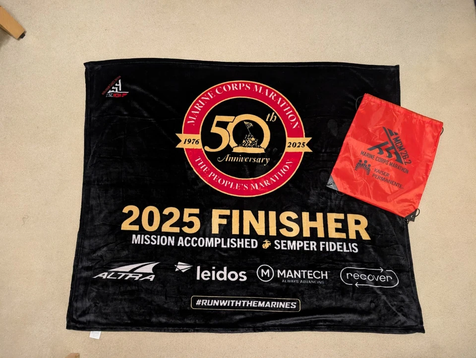 Manta polar maratón MARINE CORPS 2025 tiro con bolsa de cuerda 50 aniversario Foto 1 de 1