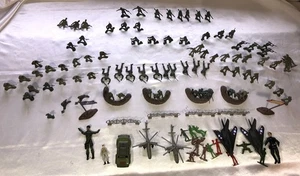 Army Man Spielzeug Lot Felsen Barrikaden Zäune Flaggen Hubschrauber Kampfjets Fahrzeug - Bild 1 von 8