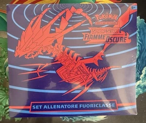Pokemon 2020 Set Allenatore Fuoriclasse Fiamme Oscure Sealed ETB Italiano - Bild 1 von 7