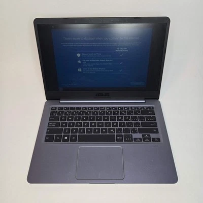 ASUS Vivobook14 E406SAS 14" Celeron N3060 1.4GHz 4GB RAM 64GB eMMc GeForce 940M Foto 1 de 4