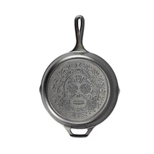 Sartén de hierro fundido Lodge de 10,25 pulgadas Caño de verter sazonado negro diseño calavera de azúcar - Imagen 1 de 6