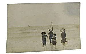 Adorables Niños Cavando Almejas Océano Vintage RPPC Trajes de Baño Velero Cubos de Red - Imagen 1 de 3