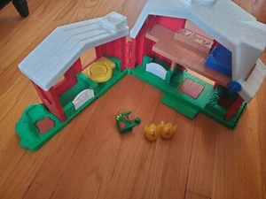 Vintage Fisher Price Little People rote Scheune mit Tiergeräuschen - Scheune + 2 Figuren  - Bild 1 von 19