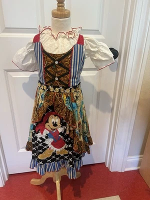 Vestido hecho a mano Disney Halloween Piratas niños con Minnie Mouse  Foto 1 de 4