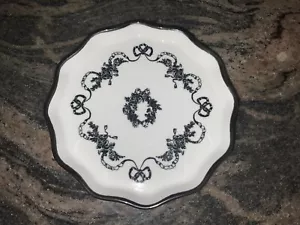 EMPRESA COMERCIAL VICTORIANA ~ PLATOS DE POSTRE ANTOINETTE ~ ARCOS Y FLORES NEGROS Y BLANCOS - Imagen 1 de 2