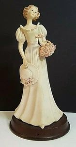 FIGURA PINTADA A MANO QUE REPRESENTA A UNA MUJER JOVEN CON UNA CESTA DE ROSAS 10" DE ALTO  - Imagen 1 de 4