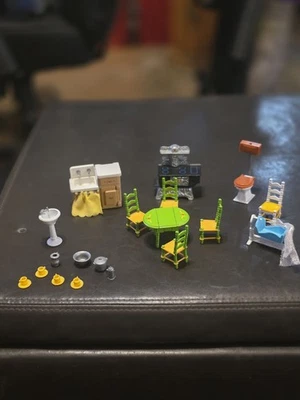 Juego de muebles The Littles vintage fundido a presión años 80 11 piezas más platos Foto 1 de 4