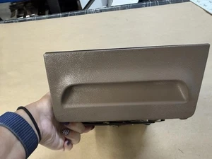 Cenicero con bandeja de cenizas Ford Truck Bronco 92-96 bronceado moca 1992-1996 con soporte - Imagen 1 de 7