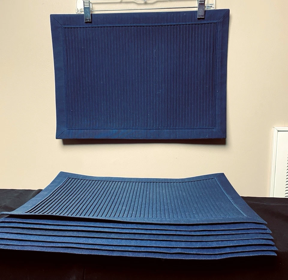 Set of Navy Blue Pleated Placemats + 6 Free Napkins - Image 1 of 4