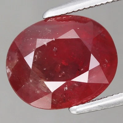 Rubí rojo anaranjado térmico natural ovalado de 3,3 quilates 9,49 x 7,83 mm Madagascar, África Foto 1 de 4