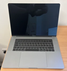 Apple MacBook Pro Silber Touch Bar 2018 A1990 i7-8750H 16GB 256GB Grade B - Bild 1 von 5
