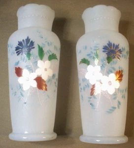 2 Vintage viktorianische Paar Bristol weiße Opalglasvase mundbemalt 11 Zoll - Bild 1 von 8