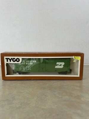 Vintage HO Scale TYCO 50' Burlington Northern Plug Door Box Car # 339E W/ Box - Image 1 of 4