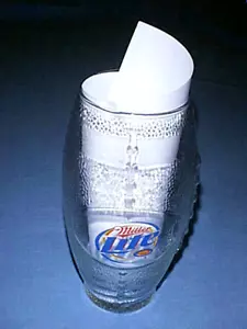 Vaso para beber piedra cerveza de vidrio transparente MILLER LITE en forma de fútbol de 24 onzas - Imagen 1 de 6