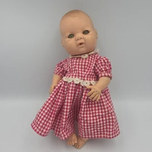 Muñeca bebé húmeda y bebida todo vinilo 10" molde enchapado vintage 1961 - Imagen 1 de 10
