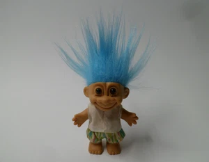 Muñeca Russ Troll Vintage Pelo Azul Claro Ojos Marrones Usando Camisa Palmera - Imagen 1 de 10