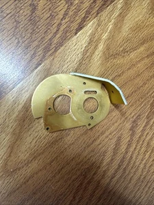 Team ASSOCIATED VINTAGE RC10 BUGGY Truck MOTOR MOUNT PLATE #2-2 Gold - Picture 1 of 3