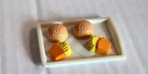 Mattel Barbie Dollhouse Miniature Food Tray with Hamburgers and French Fries - Picture 1 of 1