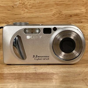 Sony Cyber-Shot DSC-P8 1.5? LCD 3.2 MP 3x Optical Zoom Digital Camera For Parts - Picture 1 of 5