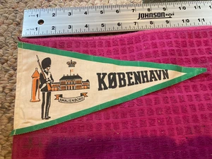Pennant vintage COPENHAGEN DANIMARCA KOBENHAVN DANMARK Amalienborg Palace SPEDIZIONE VELOCE - Foto 1 di 4