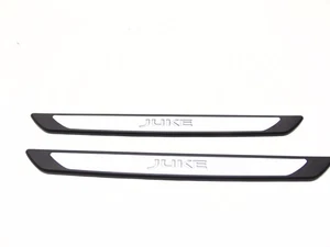 Nuevo PAR de protectores de entrada de umbrales de puerta iluminados genuinos Nissan Juke F16 2019>  - Imagen 1 de 6