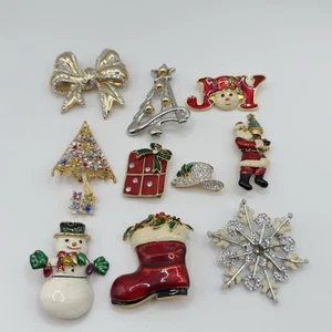 Lotto 10 spille natalizie vintage Babbo Natale pupazzo di neve albero nastro fiocco regalo - Foto 1 di 11