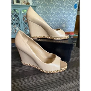 CHANEL Beige Leather Peep Toe Gold-CC Chain-Link Trim Wedge Sz. 39.5 - Picture 1 of 8