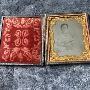 1860's Antique Daguerreotype Photograph Gorgeous Young Woman In Leather Frame - Picture 1 of 8