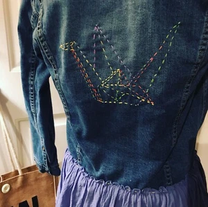 Chaqueta de mezclilla reciclada talla XS marca de la suerte con grúa de origami cosida a mano sashiko - Imagen 1 de 9