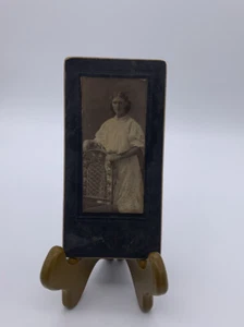 Foto vintage en blanco y negro de una joven dama - Imagen 1 de 4