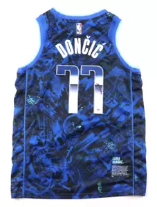 Luka Doncic signiertes Nike "Luka Magic Rookie of the Year" Trikot - PSA Authentic - Bild 1 von 3