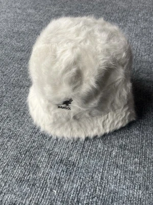 Sombrero cubo Kangol Furgora Bin blanco grande mezcla de angora bordado logotipo plateado Foto 1 de 4
