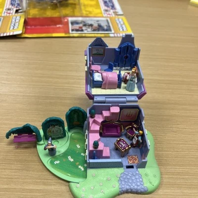 Pequeña colección vintage Polly Pocket Cenicienta casa de madrastras Disney  Foto 1 de 4