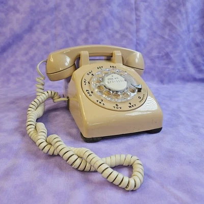 Vtg Western Electric Bell System 500DM Tabletop Rotary Telephone, Beige, WORKS  - Image 1 of 4