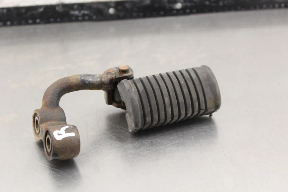 Suzuki GS550 1978 reposapiés delantero derecho clavija paso O935 Foto 1 de 4