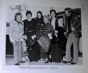 Molly Picon - Signed group photo 8"x10", 1971. - Picture 1 of 3