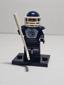 LEGO Series 4 Hockey Player 8804 - 2011 - Retired - Picture 1 of 6