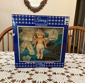 NOS 1984 Vogue Dolls 8" Vinile Ginny Doll con 2 abiti denim e rose rosa #70019 - Foto 1 di 7
