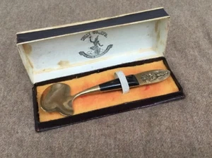 Cuchara de latón vintage Willy Souvenirs Co., Ltd. Bangkok Tailandia - mango de palo de rosa - Imagen 1 de 6