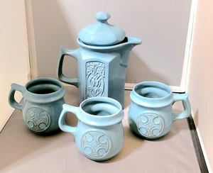 Tyn Llan walisischer Krug & 3 Tassen Studiokeramik (J & F) blau keltisch  - Bild 1 von 19
