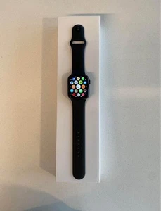 Apple Watch Series 6 Boîtier en Aluminium Gris Sidéral Bracelet Sport Noir - Photo 1 sur 9
