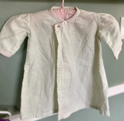 VESTIDO DE FLANELA BEBÊ vintage verde claro com acabamento branco, fechos de pescoço tamanho 2 - Imagem 1 de 4