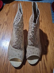 Beautiful Gold Women Shoes - Picture 1 of 3