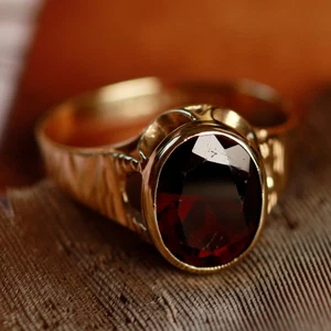 Pre-Owned Vintage 1975 9ct Yellow Gold Oval Garnet Ring Size: N 9ct gold For Her - Picture 1 of 3