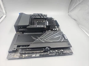 ASUS ROG Strix Z890-E Gaming WiFi Motherboard (CPU Socket Pins Damaged) - Afbeelding 1 van 10