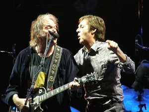 NEIL YOUNG in concert Hyde Park 2009! 60 EXCLUSIVE PHOTOS! inc PAUL McCARTNEY! - Picture 1 of 7